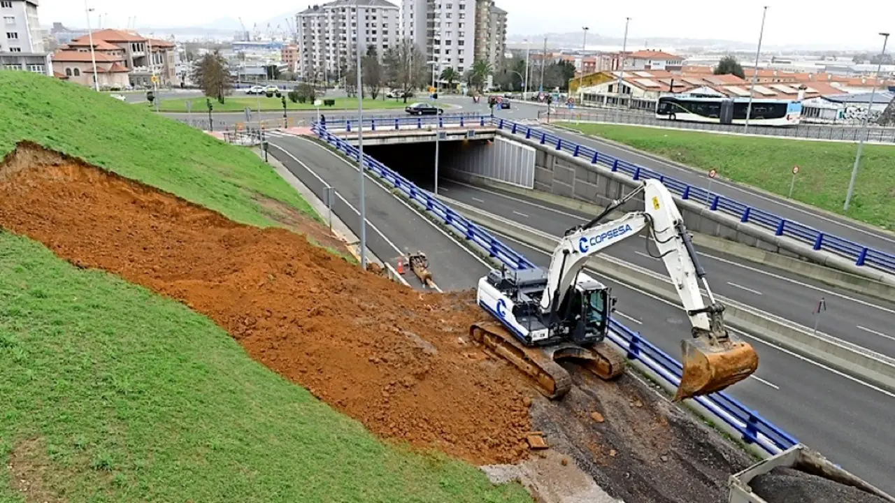 Trabajos de estabilizaci&oacute;n del talud situado sobre el ramal de acceso desde la glorieta de Valdecilla al vial de La Marga-La Albericia. / ALERTA