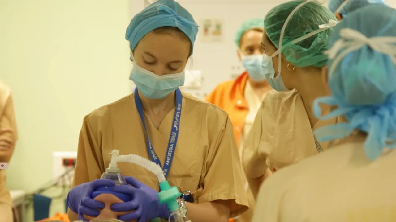 Varias sanitarias en el Hospital Marqu&eacute;s de Valdecilla. / TREVOL