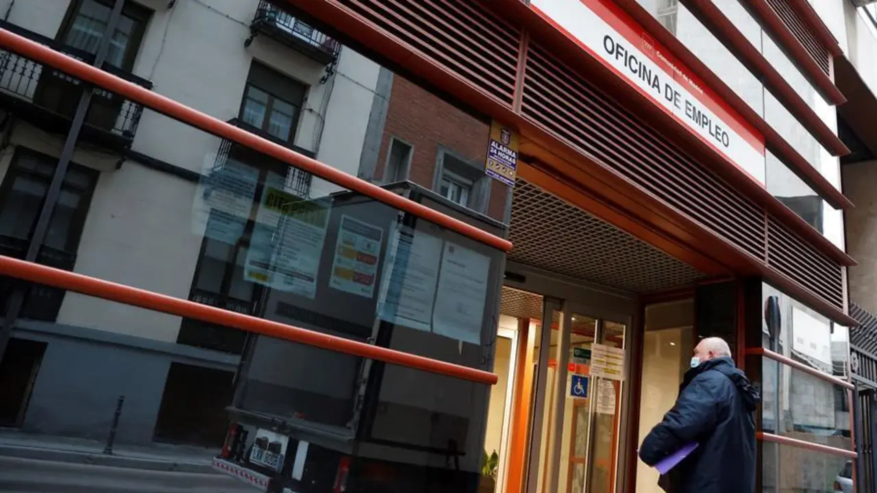 Un hombre entra a una oficina de empleo. / Mariscal