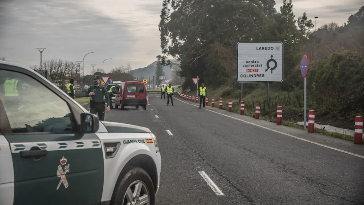 Control en la salida de Laredo que permanece en confinamiento. / Tono Reguera