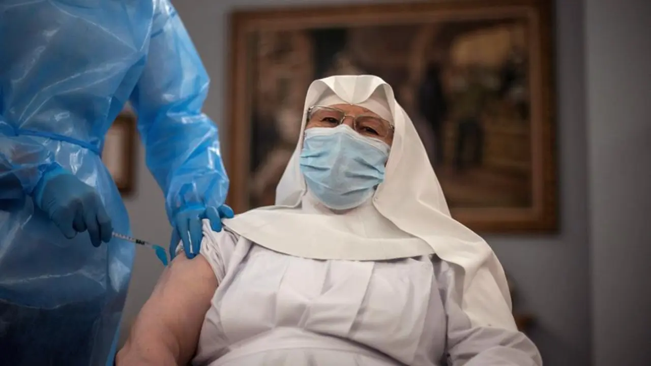 Una sanitaria vacuna contra el coronavirus a una monja en el interior de la Residencia San Jos&eacute;, gestionada por las Hermanitas de los Ancianos Desamparados, hoy s&aacute;bado, durante la administraci&oacute;n de la segunda dosis dentro de la campa&ntilde;a de vacunaci&oacute;n en Galicia.- EFE/Brais Lorenzo