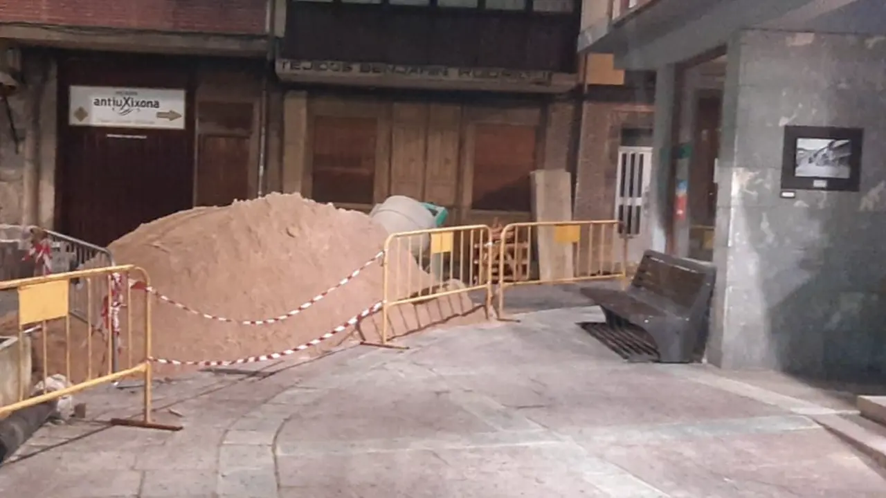 Calle c&aacute;ntabra en Potes con las obras paralizadas. / J. Velarde