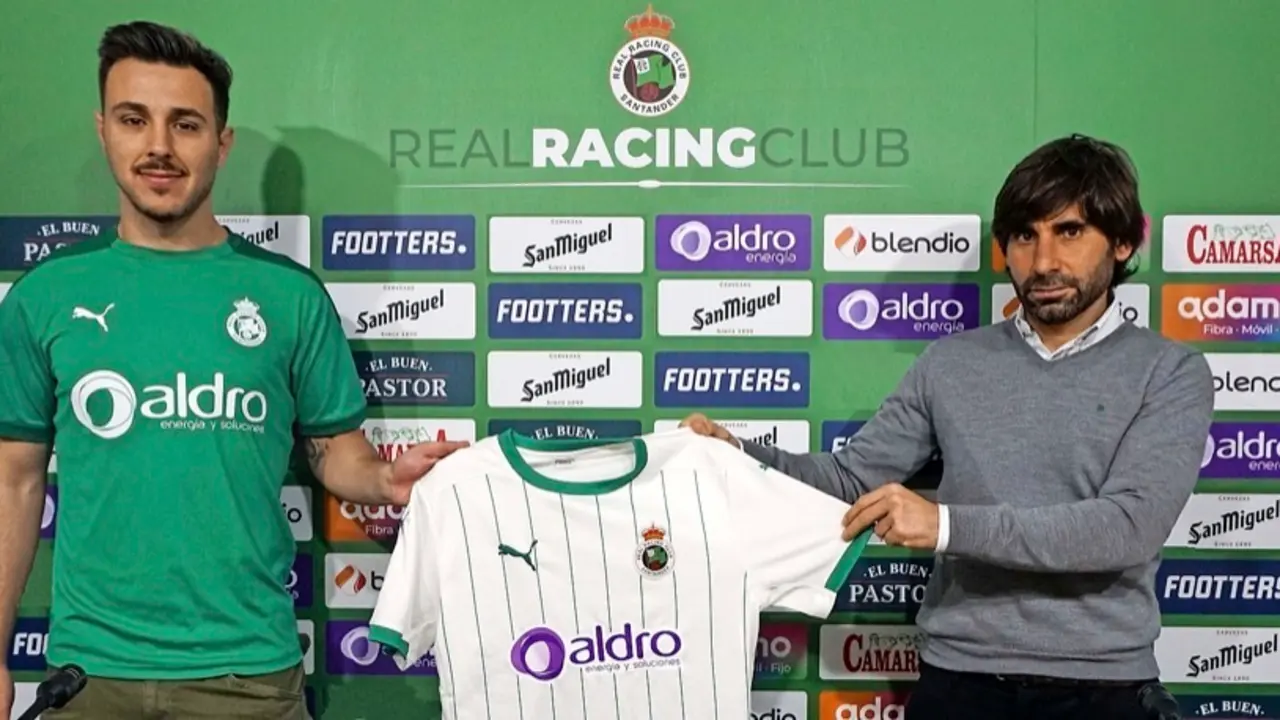 Alvaro Traver y Pedro Men&eacute;ndez durante la presentaci&oacute;n oficial del primero de ellos en la ma&ntilde;ana de ayer. / Hardy