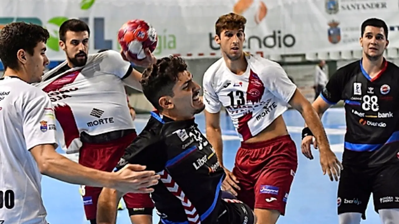 Zungri, rodeado de los defensores del Balonmano Logro&ntilde;o a los que se volver&aacute; a enfrentar esta tarde. / alerta
