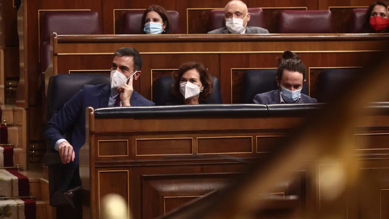 El presidente del Gobierno, Pedro S&aacute;nchez,  la vicepresidenta primera, Carmen Calvo y el vicepresidente segundo, Pablo Iglesias, en sus esca&ntilde;os en el Congreso de los Diputados.