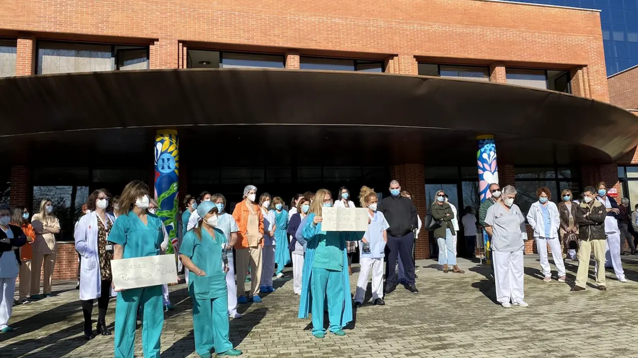 Protesta de los sanitarios de los hospitales de Sierrallana por el retraso en sus segundas dosis de la vacuna contra el coronavirus. / ALERTA