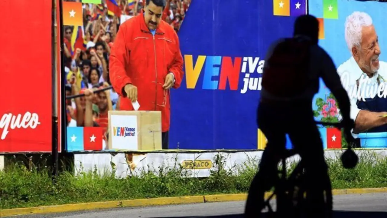 Un cartel con Nicol&aacute;s Maduro depositando el voto - JUAN CARLOS HERNANDEZ / ZUMA PRESS / CONTACTOPHOTO