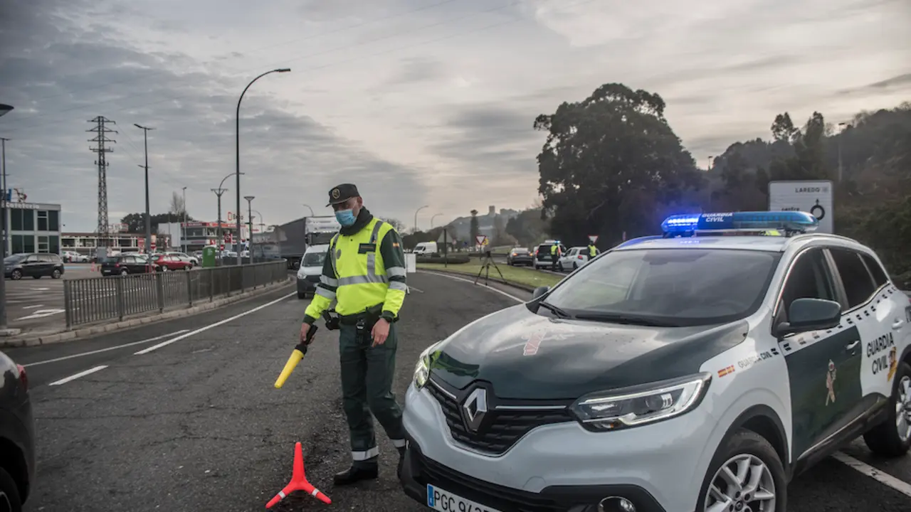 Vista del control situado en la salida de Laredo donde permanece confinada la poblaci&oacute;n. / Tono Reguera