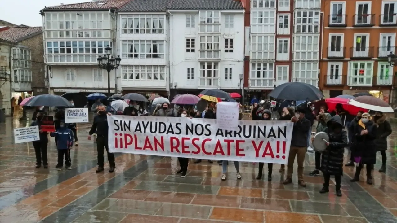 Concentraci&oacute;n de los hosteleros ante el Ayuntamiento durante la celebraci&oacute;n del pleno. / A. QUEIMADELOS