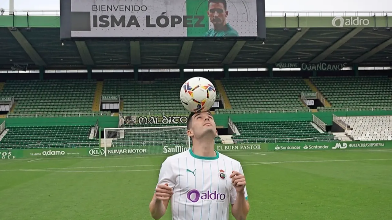 Isma L&oacute;pez, durante su presentaci&oacute;n ayer como jugador del Racing. / Hardy