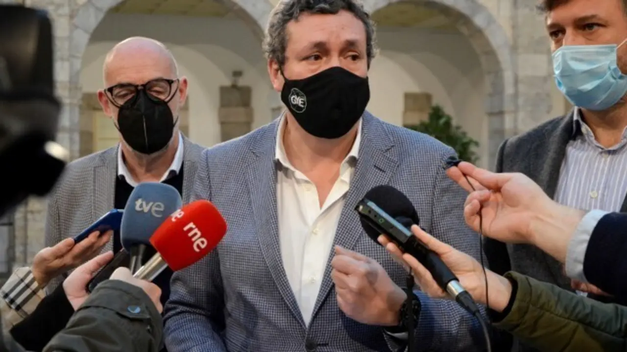 El portavoz de los populares, I&ntilde;igo Fern&aacute;ndez junto con los representantes de los otros partidos que han presentado este amparo. / ALERTA