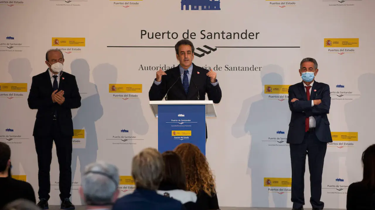 El nuevo presidente de la Autoridad Portuaria de Santander, Francisco Mart&iacute;n durante su toma de posesi&oacute;n. / ALERTA