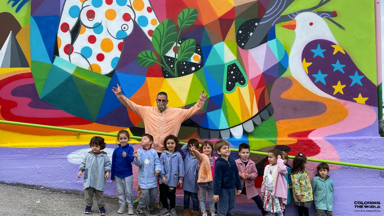 El art&iacute;sta c&aacute;ntabro, Okuda junto con los ni&ntilde;os del colegio de Miengo. / @okudart