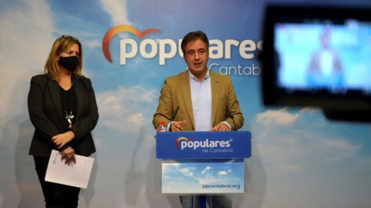 Los diputados por Cantabria, Diego Movell&aacute;n y Elena Castillo durante la rueda de prensa.