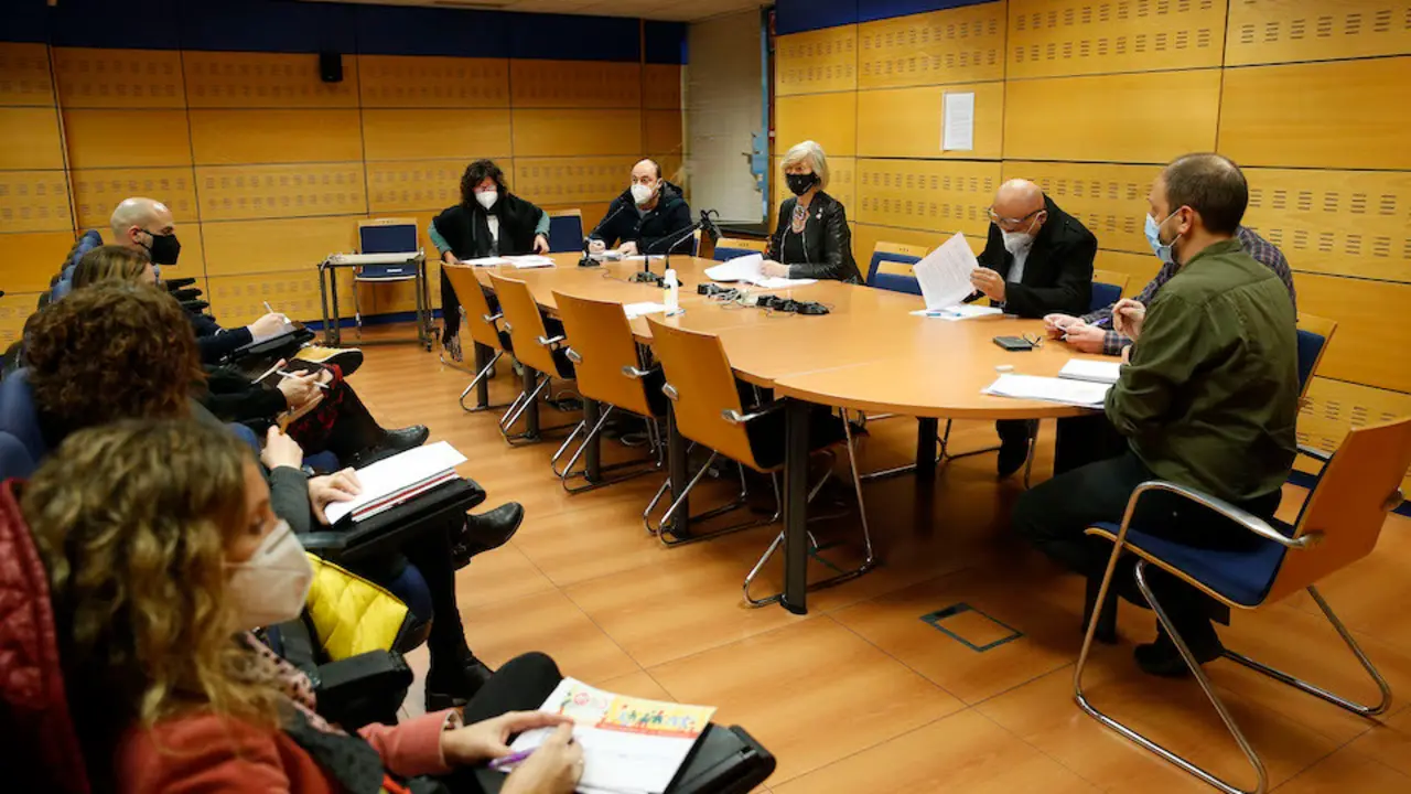 La consejera de Educaci&oacute;n y Formaci&oacute;n Profesional, Marina Lomb&oacute;, preside la Mesa Sectorial de Educaci&oacute;n.. / ALERTA