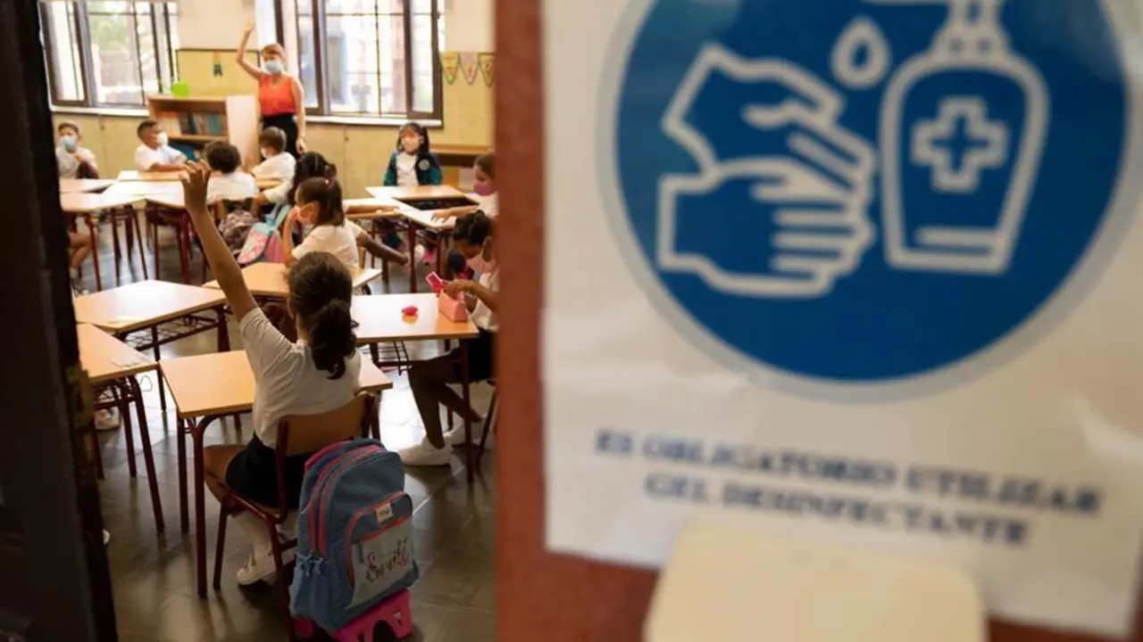 Alumnos atienden a su profesora durante una clase. EFE/Miguel Barreto/Archivo