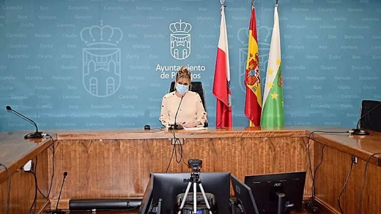 La alcaldesa durante el Pleno de ayer. / alerta