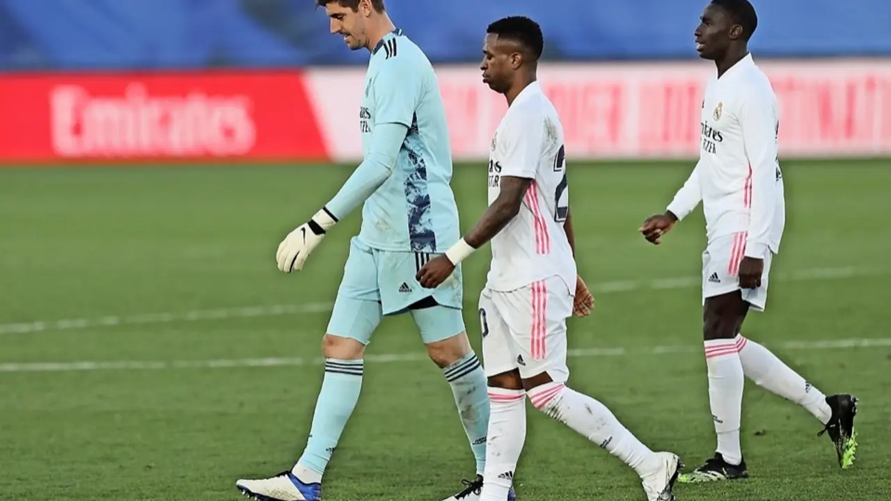 Courtois, Mendy y Vinicius abandonaron cabizbajos el terreno de juego tras el partido ante el Levante. / EFE
