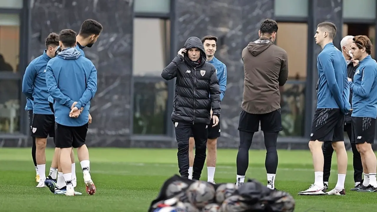 Marcelino Garc&iacute;a Toral dirigi&oacute; el entrenamiento de Athletic tras conocer el resultado del sorteo. / EFE
