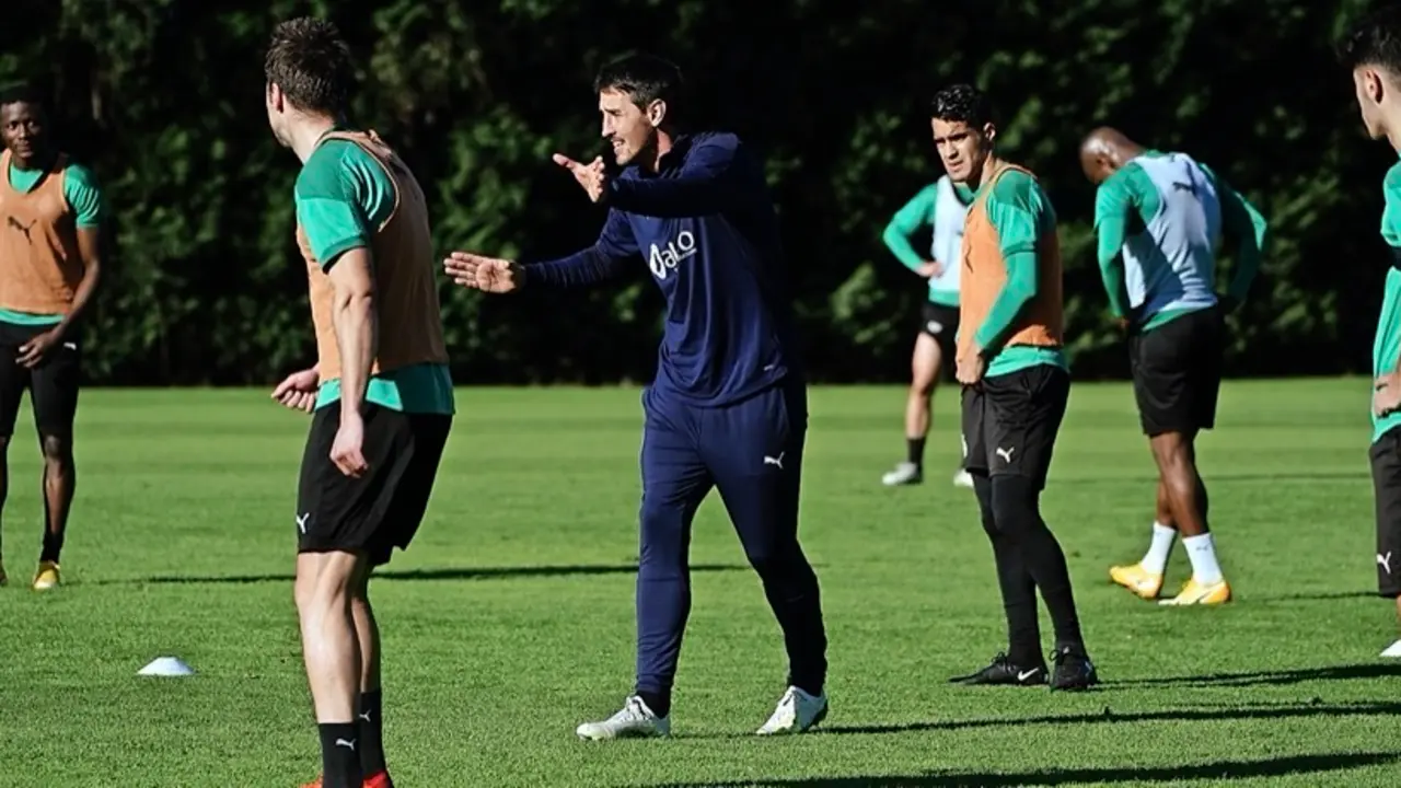 Aritz Solabarrieta, recolocando a sus jugadores durante el entrenamiento. / Hardy