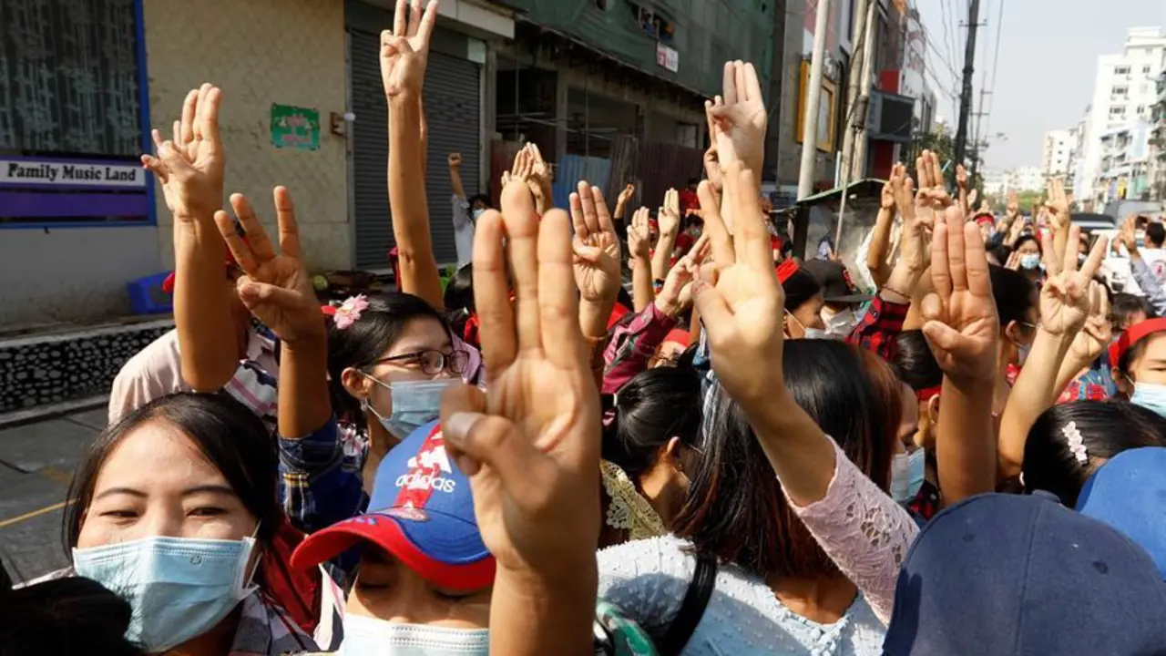 Los manifestantes hacen el saludo con tres dedos, un s&iacute;mbolo de resistencia, mientras se manifiestan contra el golpe militar en Yangon, Myanmar, el 6 de febrero de 2021.EFE/EPA/NYEIN CHAN NAING