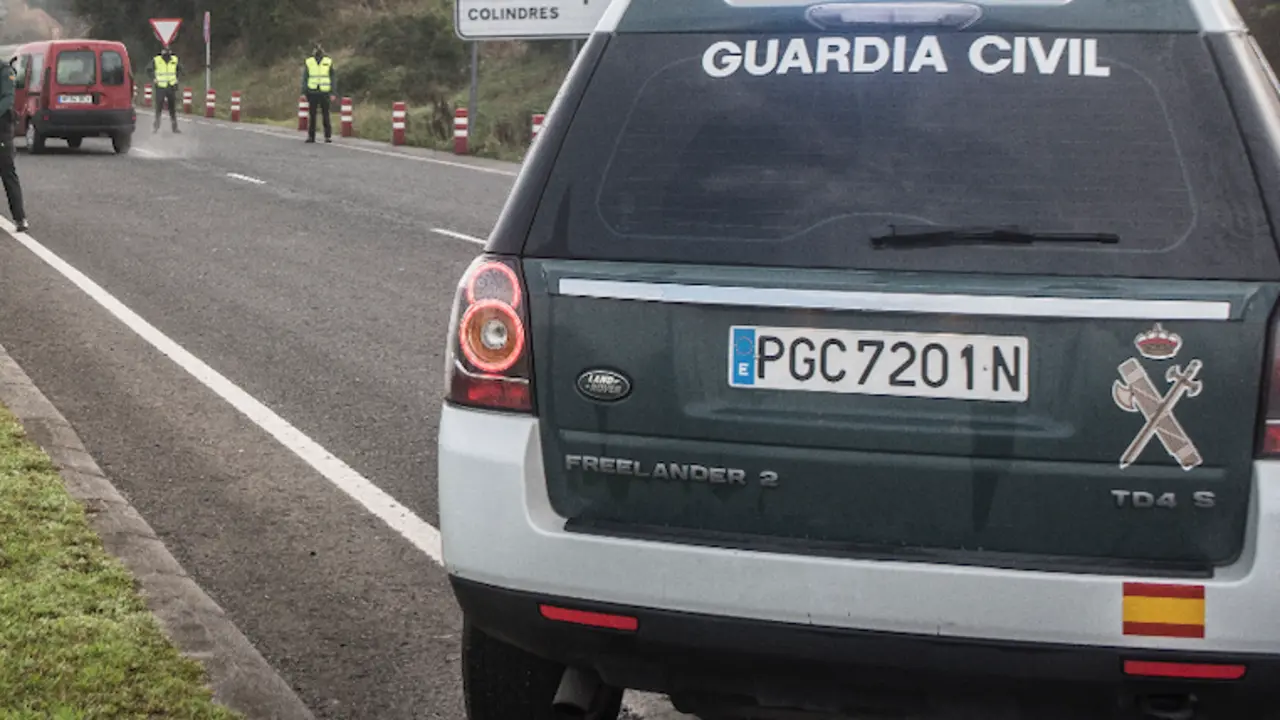 Control de la Guardia Civil en uno de la salida de uno de los municipios confinados. / ALERTA