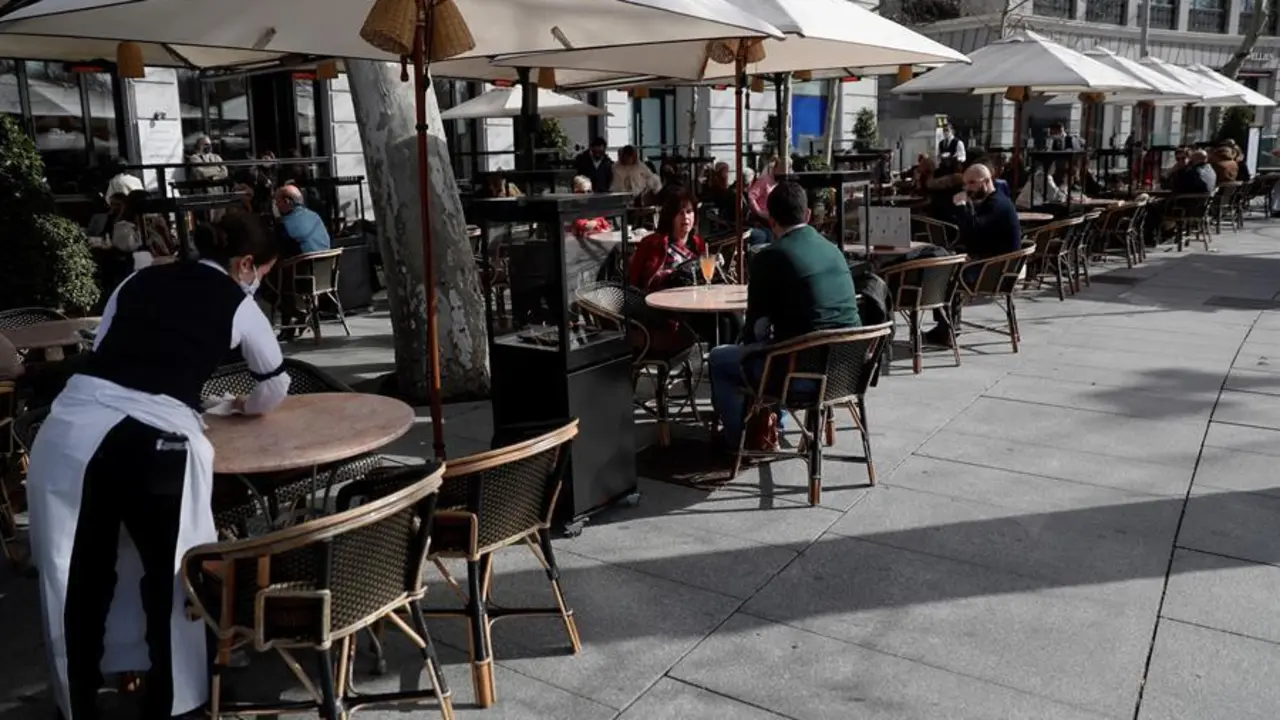 Varias personas disfrutan de una terraza de una cafeter&iacute;a en Madrid este viernes. EFE/Mariscal