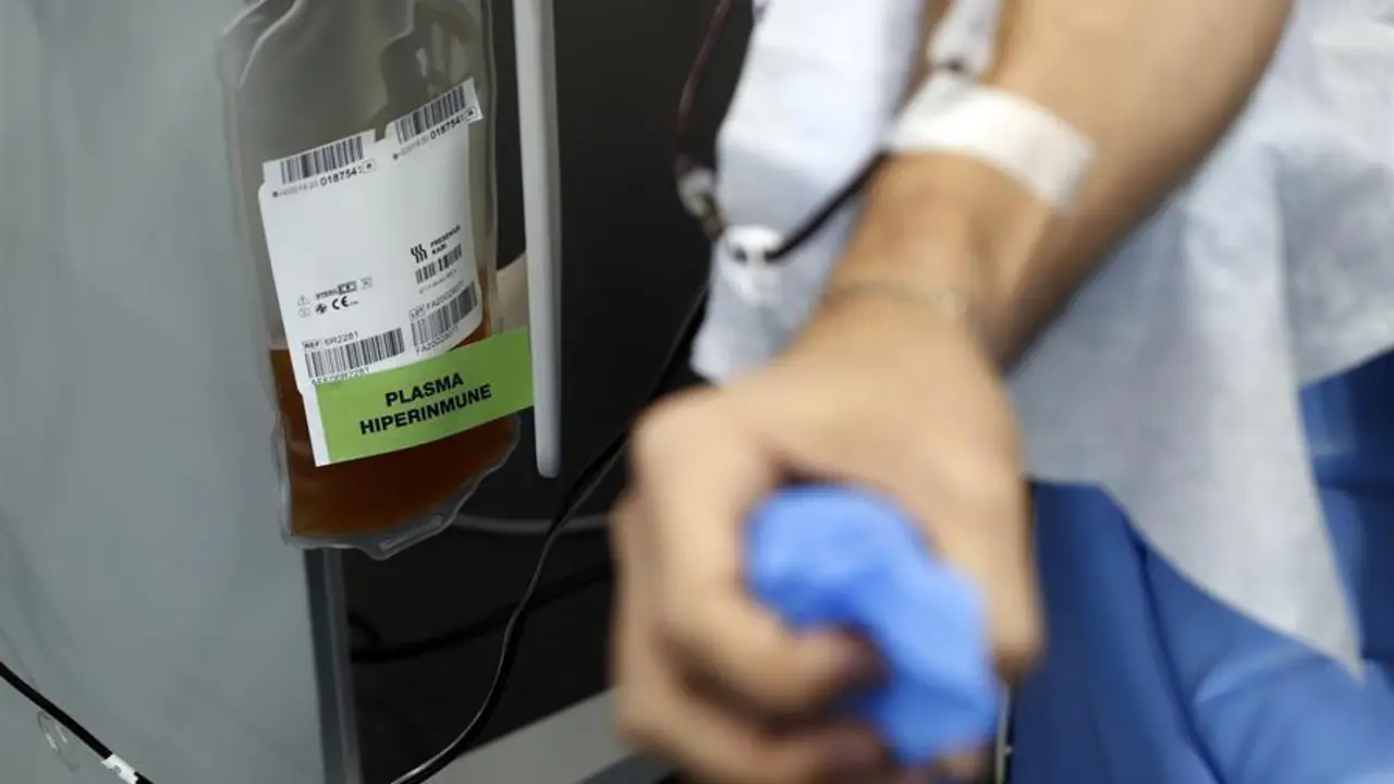 Mutaciones del SARS-CoV-2 similares a las de la variante brit&aacute;nica podr&iacute;an surgir en casos de infecci&oacute;n cr&oacute;nica en pacientes inmunodeprimidos, en los que el tratamiento prolongado puede dar al virus oportunidades para evolucionar, seg&uacute;n el caso de un paciente que fue tratado con plasma convaleciente.EFE/J.J. Guillen/Archivo