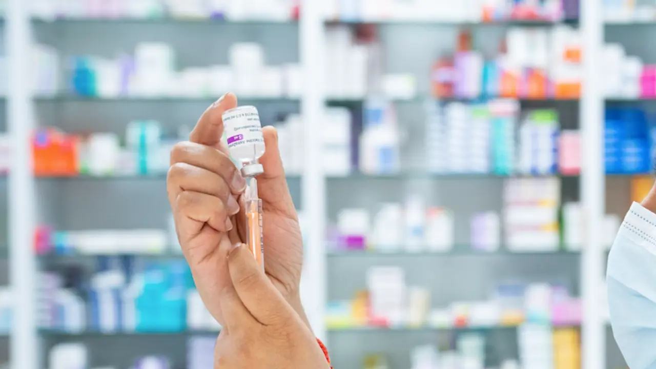 Un sanitario sustrae la dosis de AstraZeneca que no est&aacute; recomendada para mayores de 55 a&ntilde;os. / Dominic Lipinski