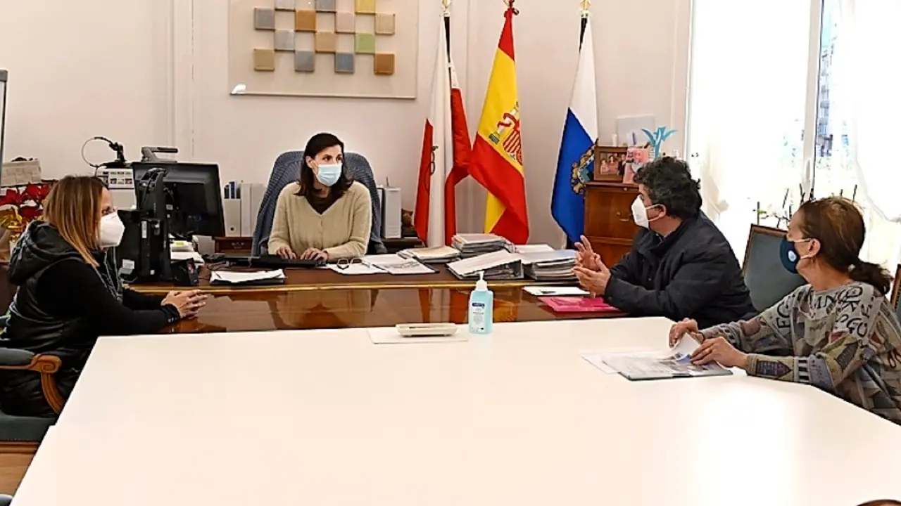 Gema Igual y Carmen Ruiz con los representantes vecinales. / ALERTA