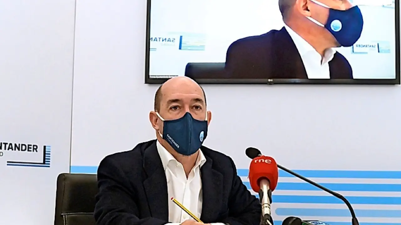 El concejal &Aacute;lvaro Lav&iacute;n durante la rueda de prensa. / ALERTA
