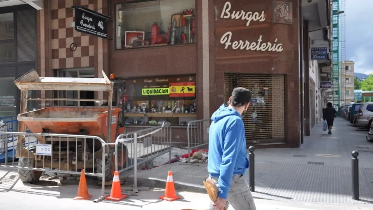 Vista de maquinaria de contrucci&oacute;n en la calle Marqu&eacute;s de Santillana en Torrelavega. / S.D.