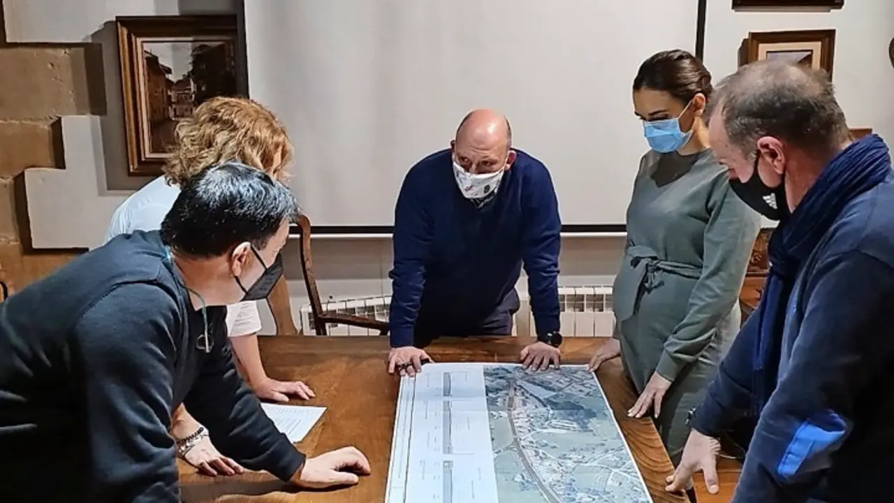Autoridades de Santillana del Mar observando el plano de las obras. / ALERTA