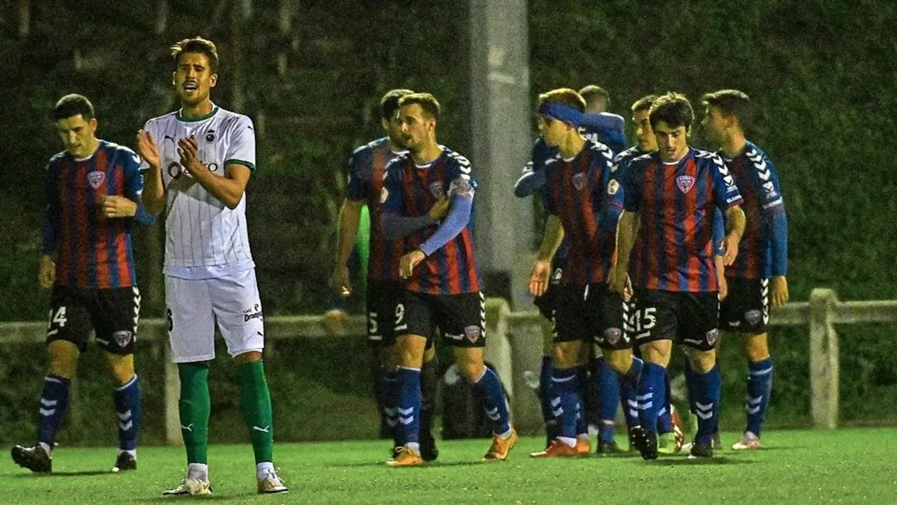Villapalos, que hoy ser&aacute; titular en defensa, animando a sus compa&ntilde;eros tras recibir gol en Leioa. / Hardy