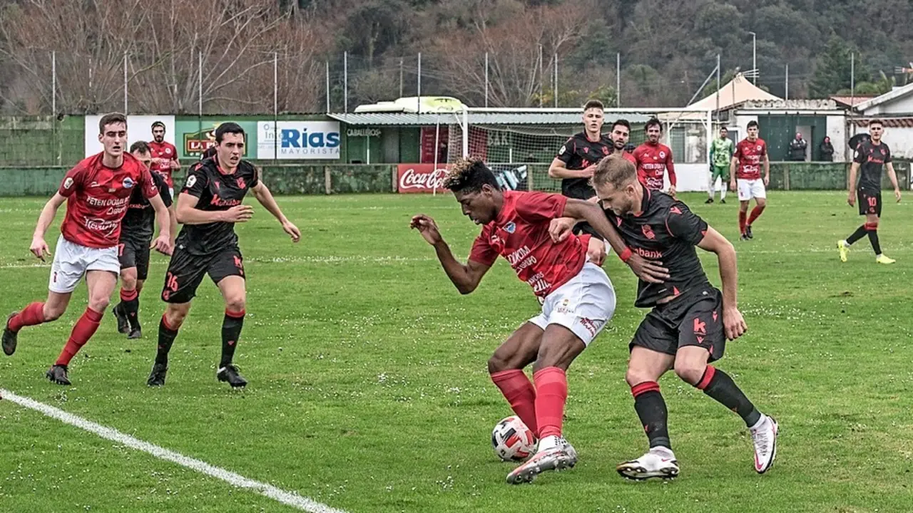&Oacute;scar Siaf&aacute; controla el bal&oacute;n ante la presi&oacute;n de un contrario en el partido disputado el pasado fin de semana en La Caseta de Noja. / Reguera