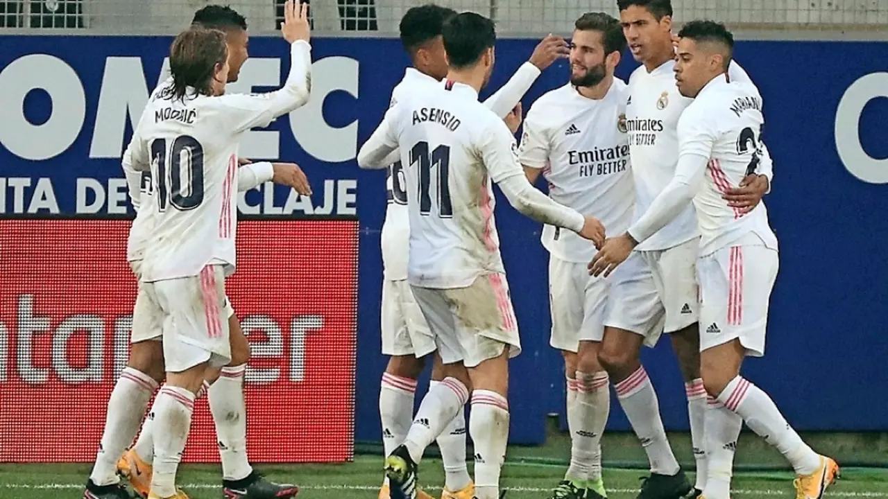 HUESCA 06/02/2021.- El defensa franc&eacute;s del Real Madrid Rapha&euml;l Varane (2d) celebra con sus compa&ntilde;eros uno de sus goles ante el Huesca durante el partido de LaLiga que se disputa este s&aacute;bado en el estadio de El Alcoraz de Huesca. EFE/JAVIER CEBOLLADA