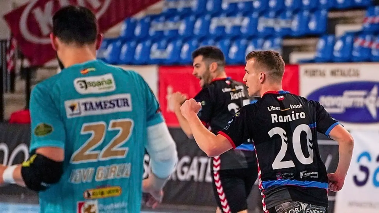 Ramiro Mart&iacute;nz y Xabi Castro celebran un gol. / Hardy