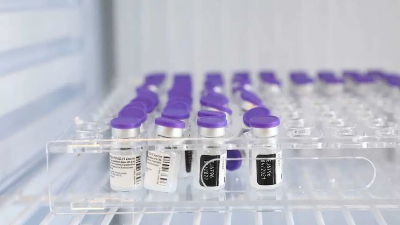 Frascos con las dosis de Pfizer contra el coronavirus.