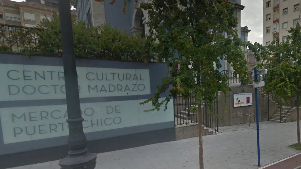 Vista del cartel donde se puede leer Mercado de Puertochico en Santander.
