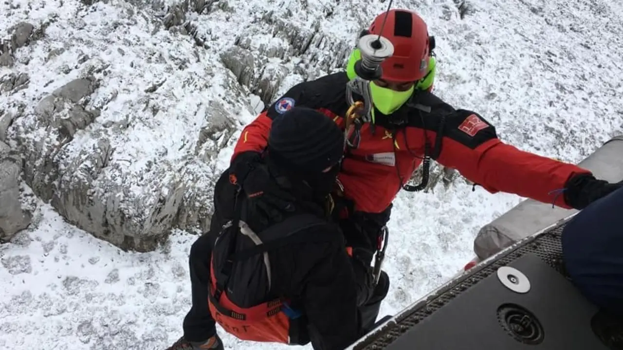 Momento de la evacuaci&oacute;n del hombre de 42 a&ntilde;os. /112