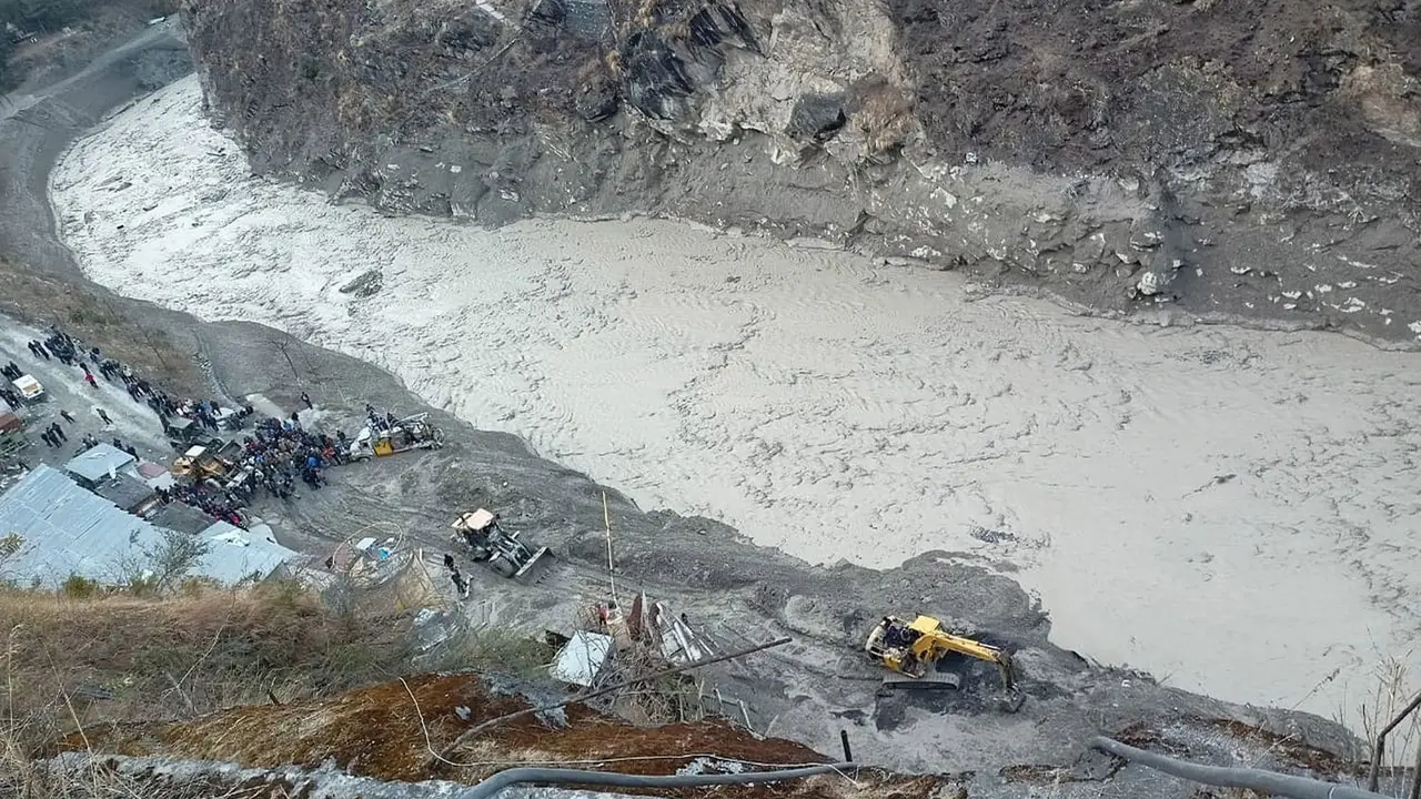Operaci&oacute;n de rescate cerca de la central de Dhauliganga tras la avalancha, este domingo en la aldea de Reni, en la India.ARVIND MOUDGIL / EFE
