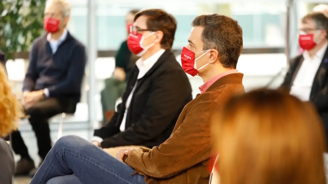 El presdiente del Gobierno, Pedro S&aacute;nchez, en un acto de campa&ntilde;a de las elecciones catalanas junto con el candidato socialista, Salvador Illa. / E. PRESS