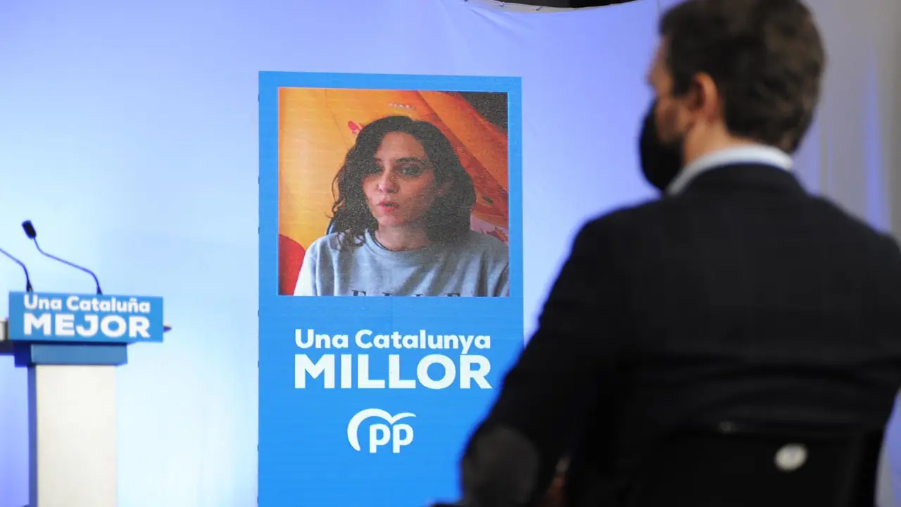 La presidenta de la Comunidad de Madrid, Isabel D&iacute;az Ayuso interviene por videoconferencia durante un acto central de campa&ntilde;a electoral en L'Hospitalet de Llobregat en Barcelona, Catalu&ntilde;a (Espa&ntilde;a), a 7 de febrero de 2021.