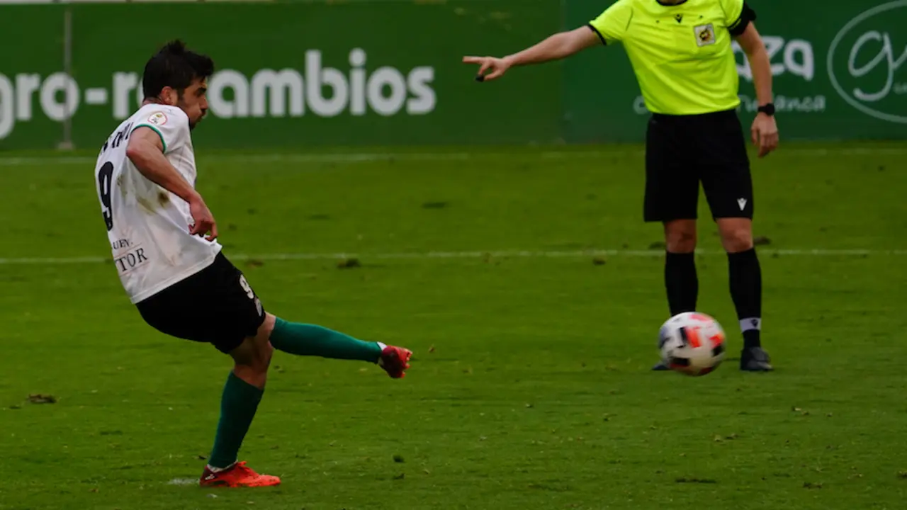 Jon &Aacute;nder transforma el penalty cometido sobre Marco Camus. / HARDY