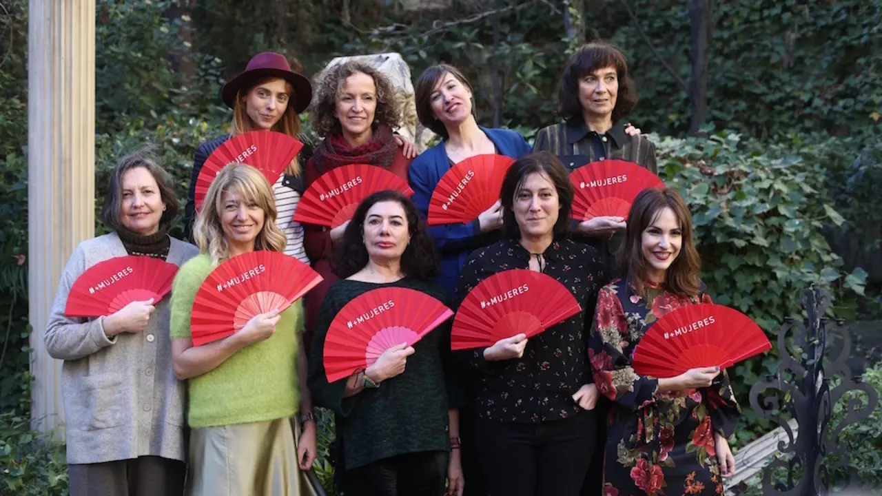 Abanicos para reivindicar el papel de la mujer en la gala de los Goya. / E. PRESS