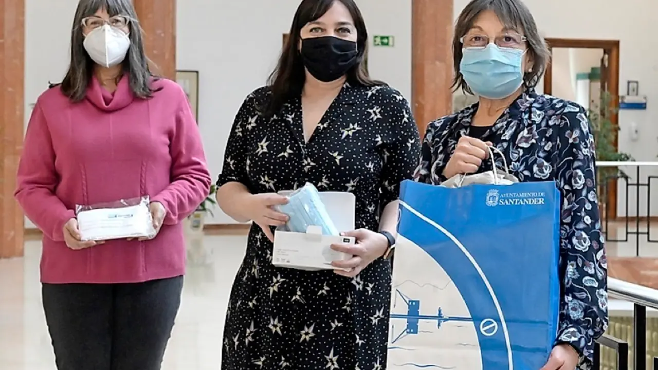 Noem&iacute; M&eacute;ndez con representantes de Lupus Cantabria. / ALERTA