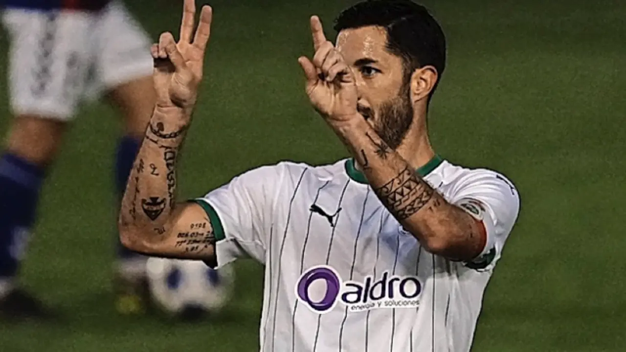 &Aacute;lvaro Cejudo se&ntilde;ala el n&uacute;mero 21 de su amigo y excompa&ntilde;ero Figueras tras marcar su gol. / Hardy