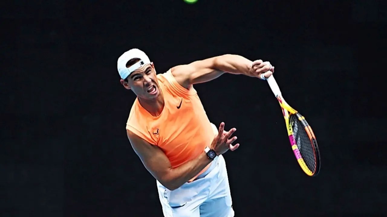 Rafa Nadal en una sesi&oacute;n de entrenamiento. / EFE