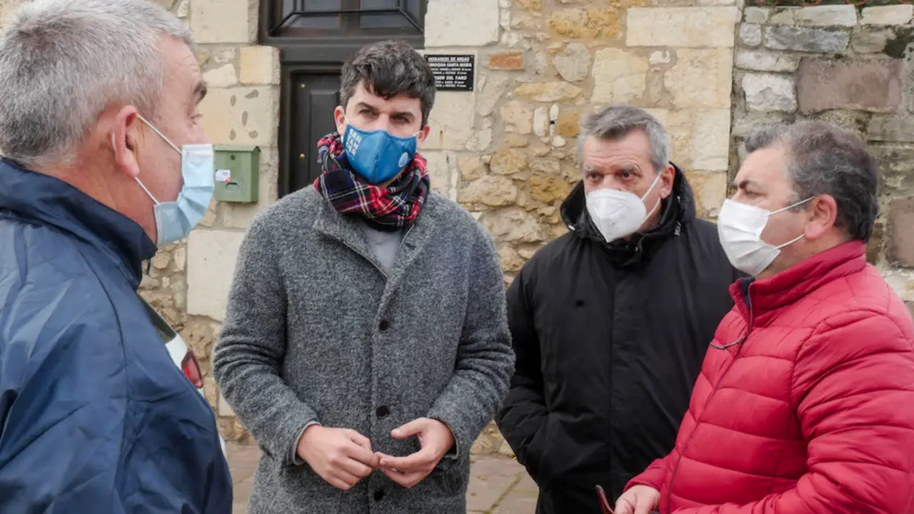 El portavoz del PSOE, Daniel Fernandez junto a los vecinos de Cueto. / ALERTA