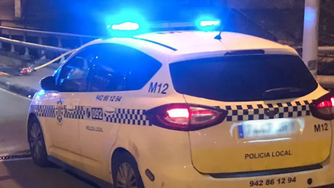 Vista de un veh&iacute;culo de la Polic&iacute;a Local de Castro. / @policiadecastro
